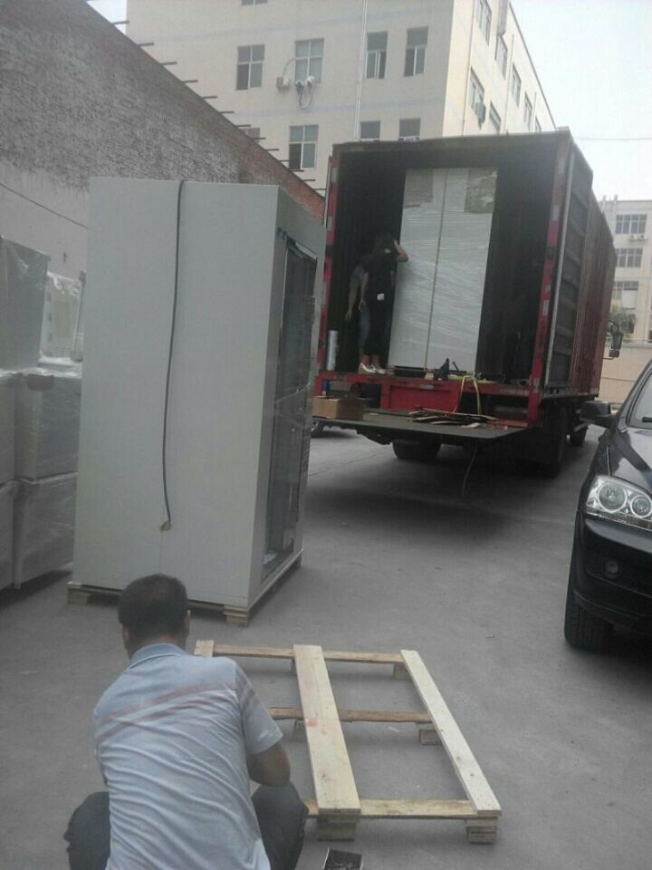 风淋室装车图片.jpg 风淋室装车图片.jpg