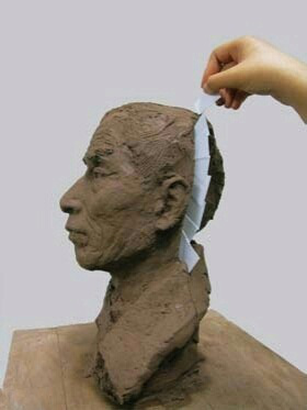 因此,翻制石膏模具是雕塑学习必须掌握的技能之一.