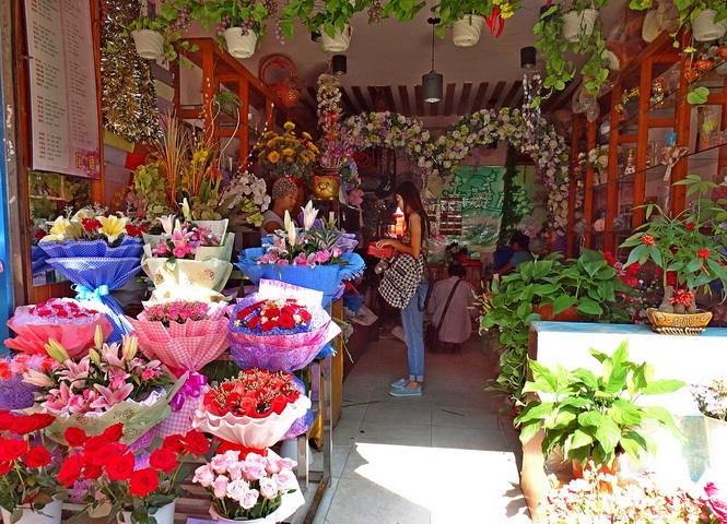 1 以花店常用的鲜切花的名称命名 花店主要是经营的产品就是鲜花